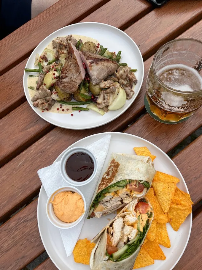 Oběd na dřevěném stole – steak a wrapy s nachos
