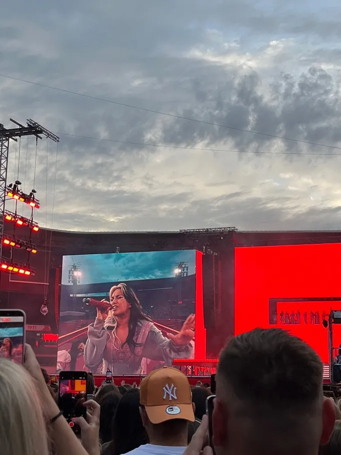 Koncert pod širým nebem s červeně nasvíceným pódiem