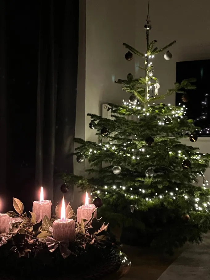 Vánoční stromeček a adventní věnec se svíčkami