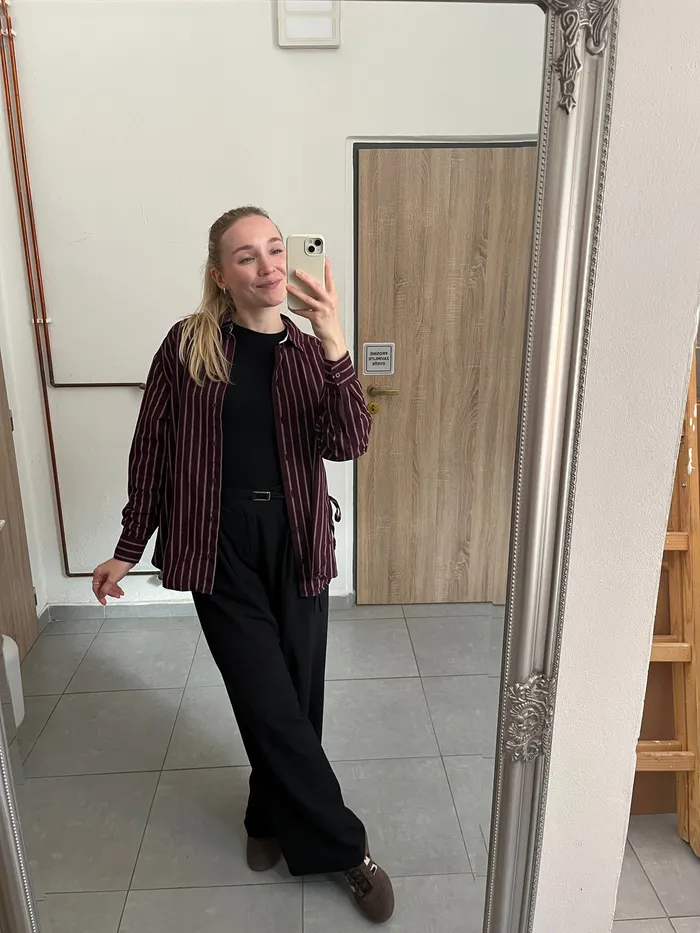 Dagmar při focení outfitu v zrcadle